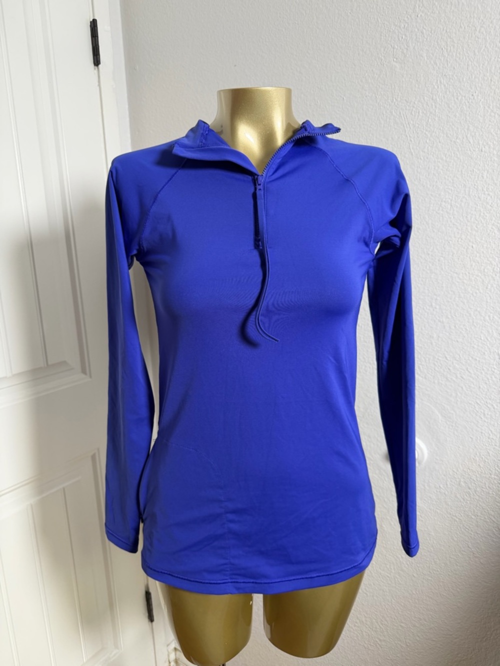 Athleta Gym Shirt Back Zip Pocket Zip Purple Size S